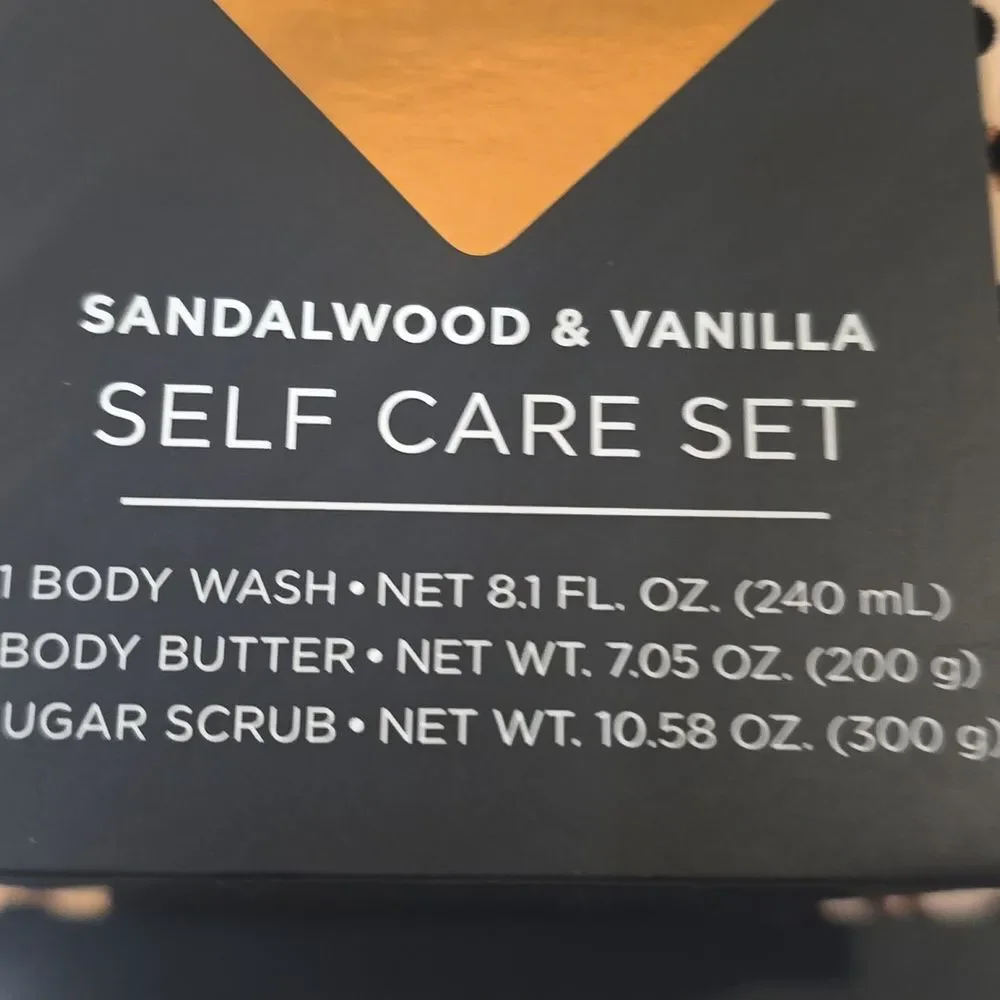 Juicy Couture‎ Sandalwood & Vanilla Self Care Set - Picture 5 of 6
